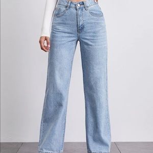 Stone washed middle waisted straight legged jeans